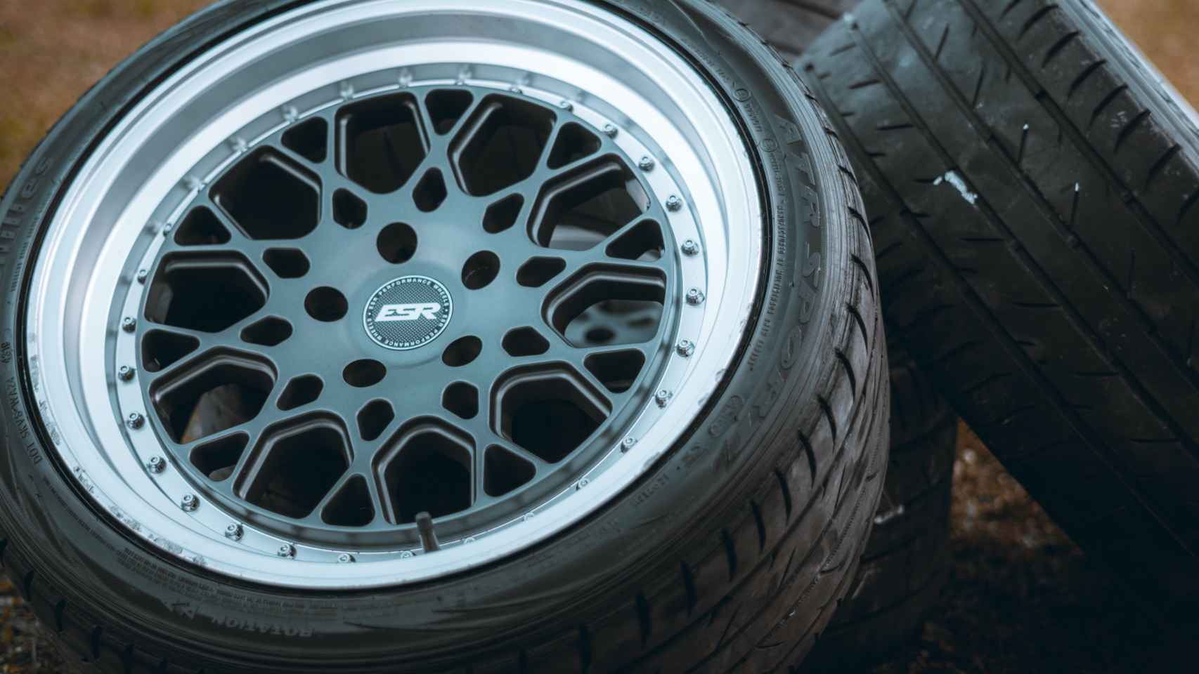 Neumáticos de un coche