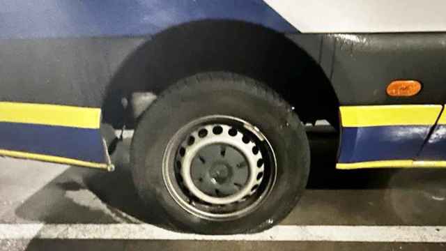 Imagen de una ambulancia con las ruedas pinchadas en Euskadi