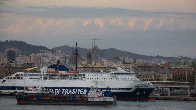Un crucero en la terminal de cruceros del Puerto de Barcelona, visto desde el Puente de la Puerta de Europa