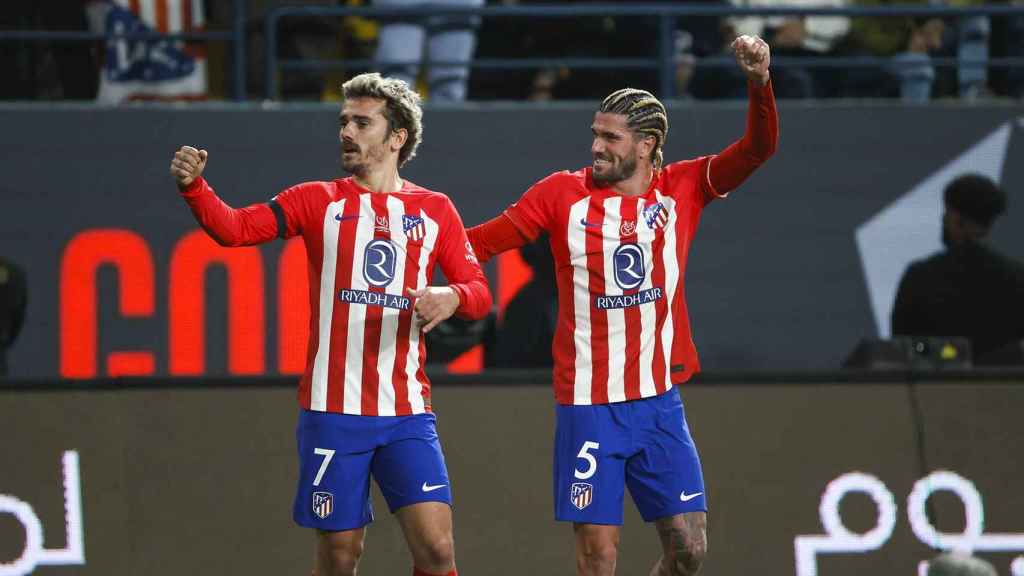 Griezmann festeja, junto a De Paul, su gol contra el Real Madrid