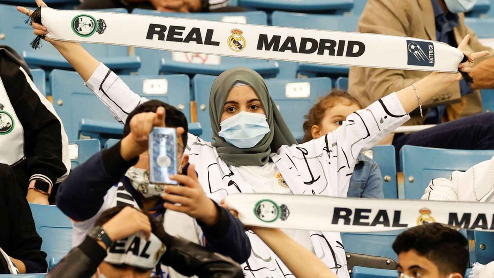 Una aficionada saudí del Real Madrid en la previa de la semifinal de la Supercopa