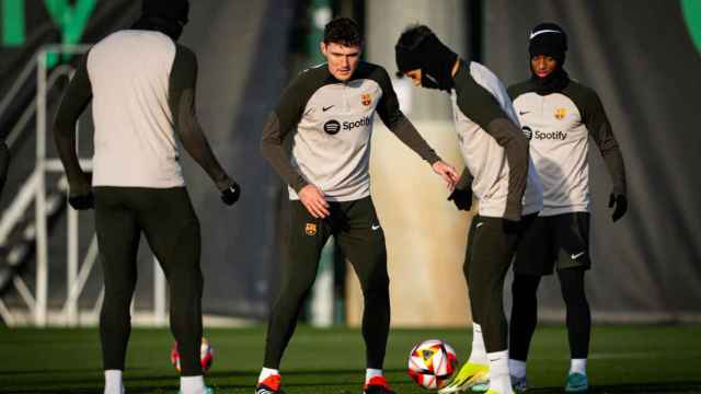Joao Félix controla un balón en el último entrenamiento del Barça antes de viajar a Arabia