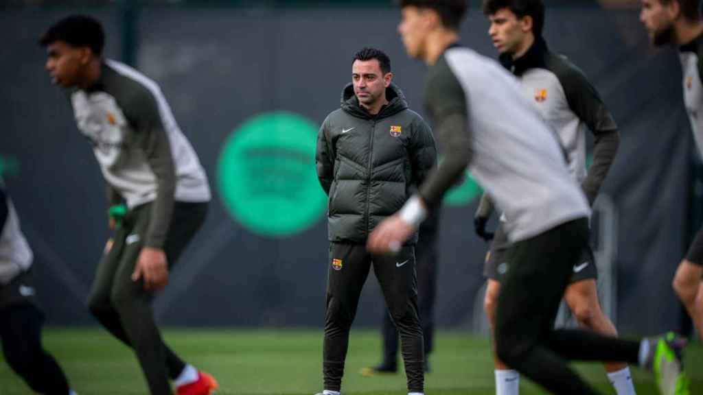 Xavi Hernández dirige a los jugadores del Barça en un entrenamiento de 2024