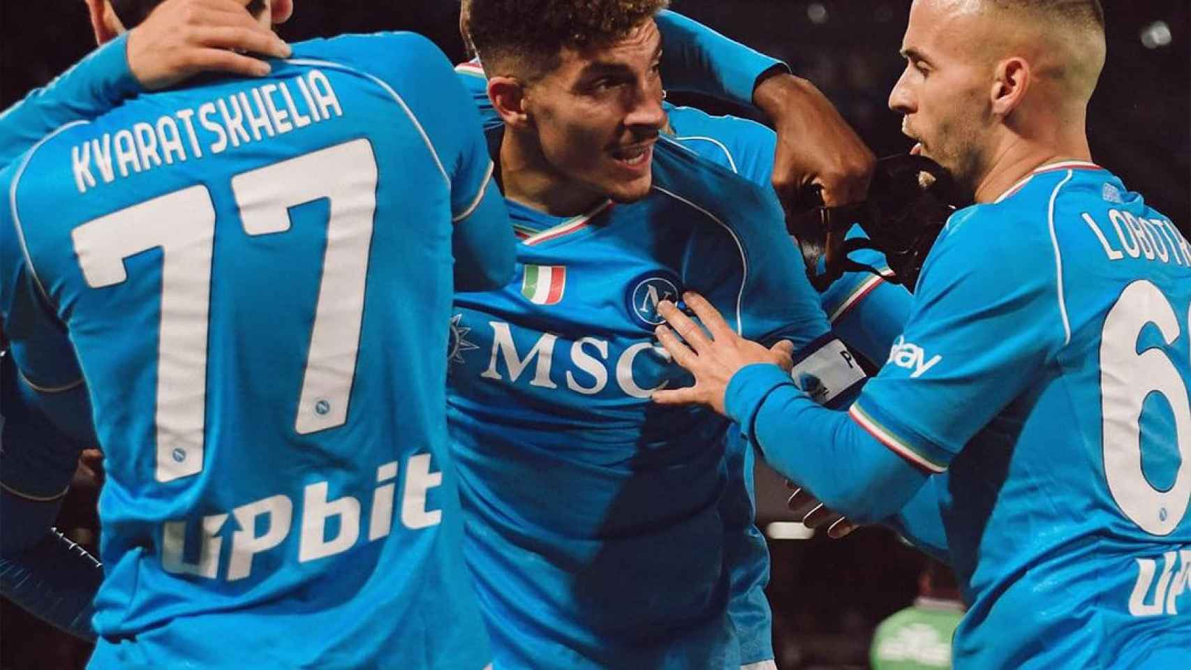 Kvaratskhelia celebra un gol del Nápoles con sus compañeros