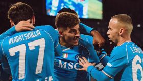 Kvaratskhelia celebra un gol del Nápoles con sus compañeros