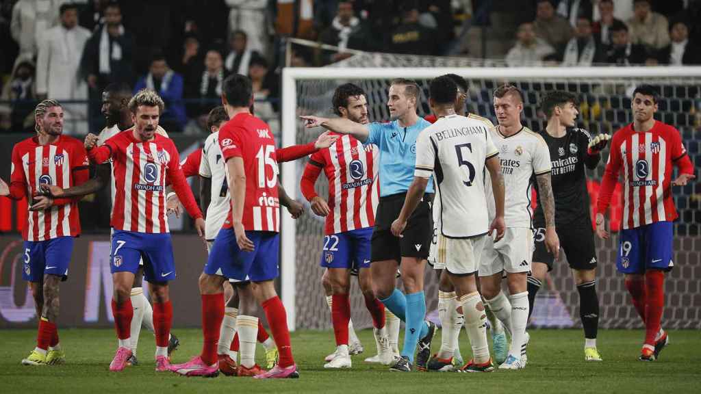 Jugadores colchoneros y merengues se acercan para discutir con Alberola Rojas