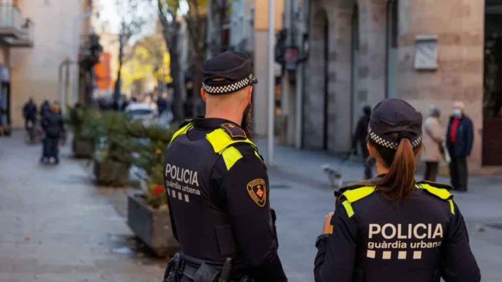 Dos agentes de la Guardia Urbana, durante un patrullaje a pie en Barcelona