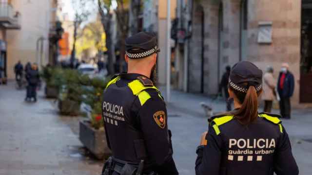 Dos agentes de la Guardia Urbana, durante un patrullaje a pie en Barcelona