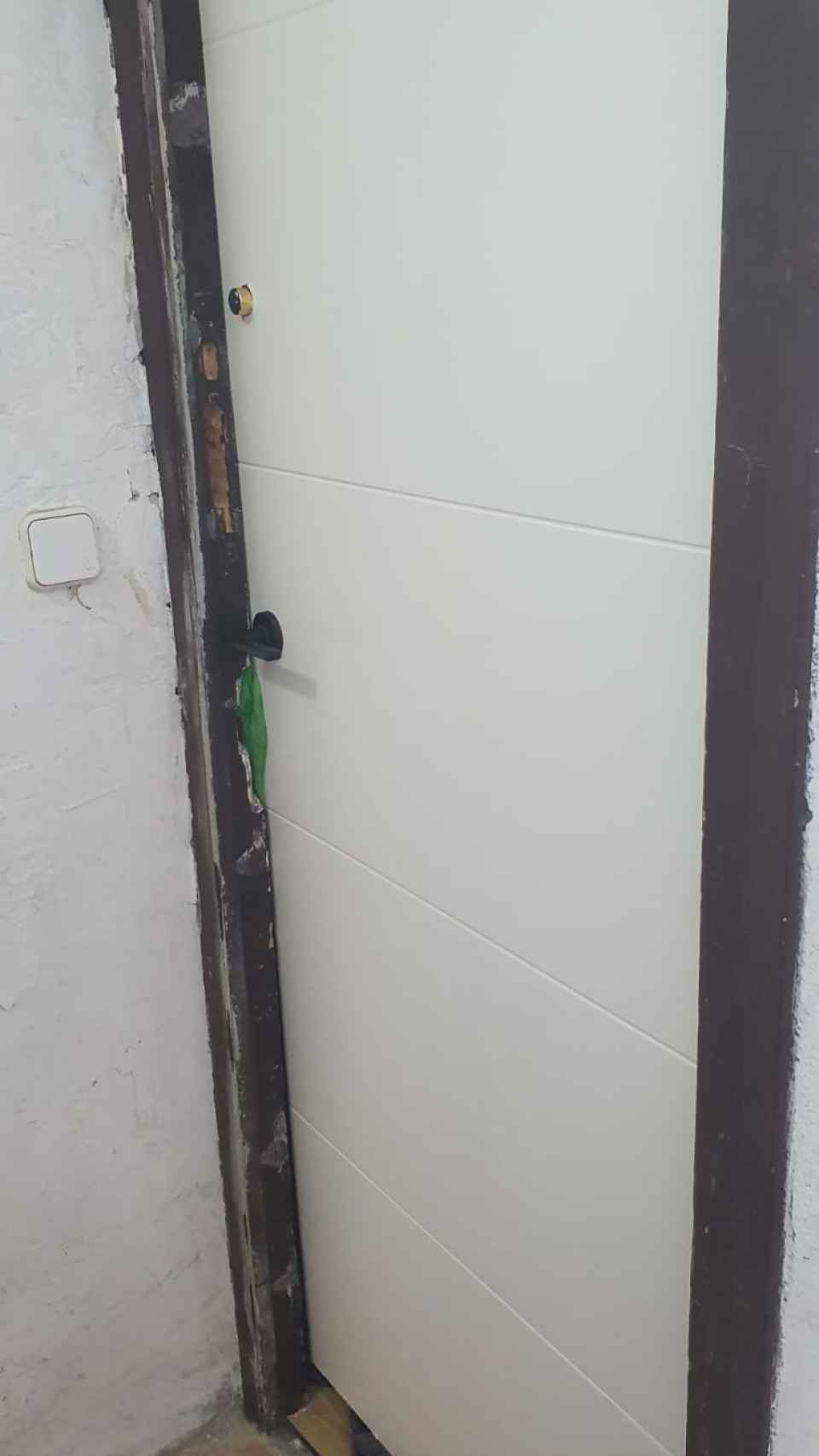 La puerta antiokupas instalada por uno de los propietarios en su piso