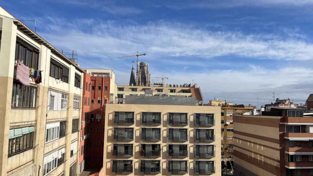 Las vistas desde una de las terrazas de Casa Alesan, finca modernista reformada en el Eixample