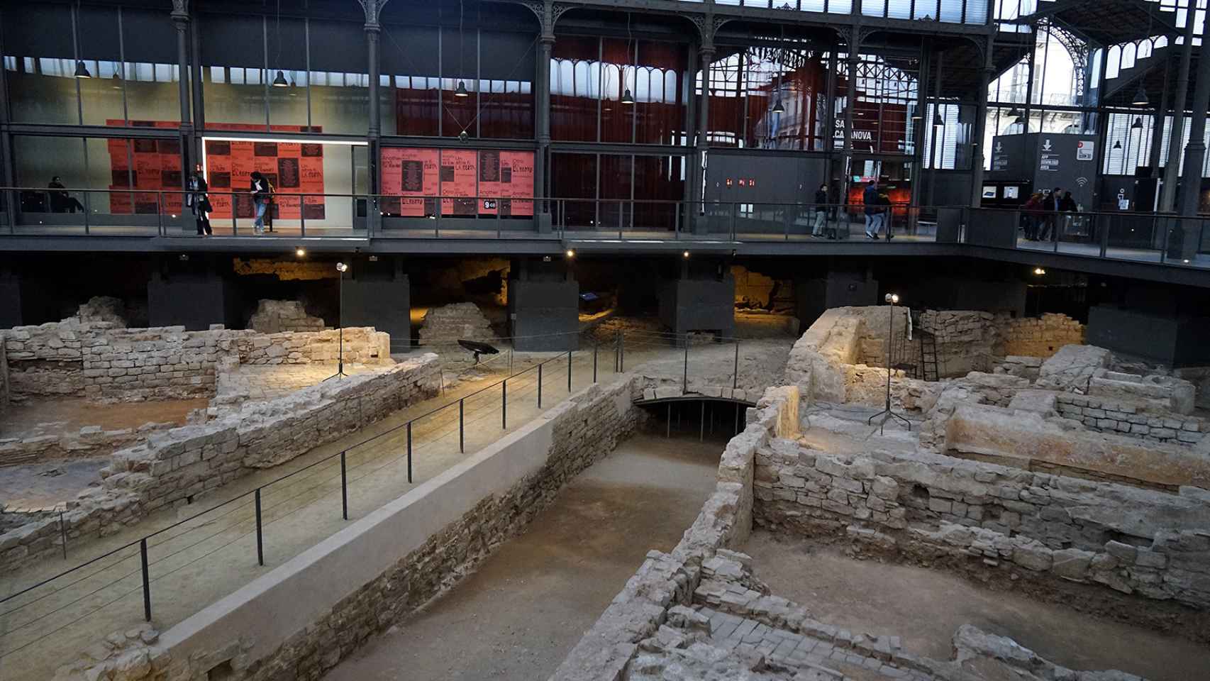 Restos arqueológicos de la acequia medieval en el mercado del Born