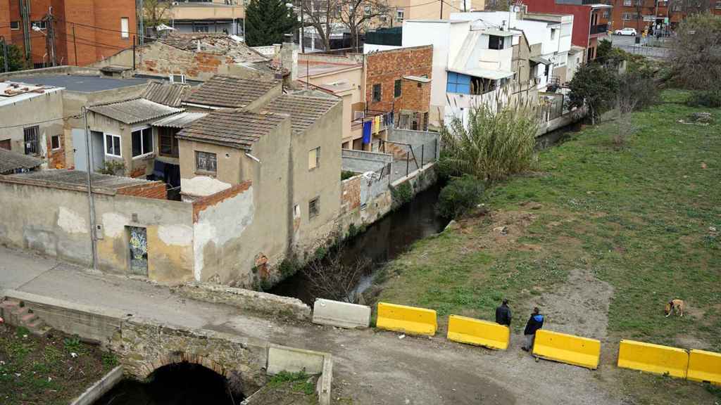 El puente de la vaca, en Vallbona, uno de los pocos vestigios que se conservan a la vista del Rec Comtal