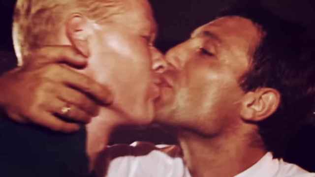 El beso entre Stoichkov y Koeman tras ganar la Champions League con el Barça