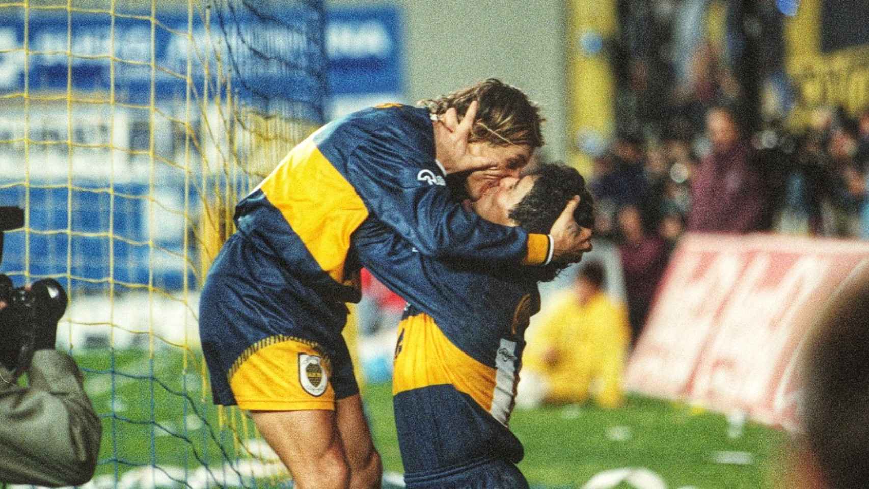 El beso entre Caniggia y Maradona en un partido con Boca Juniors