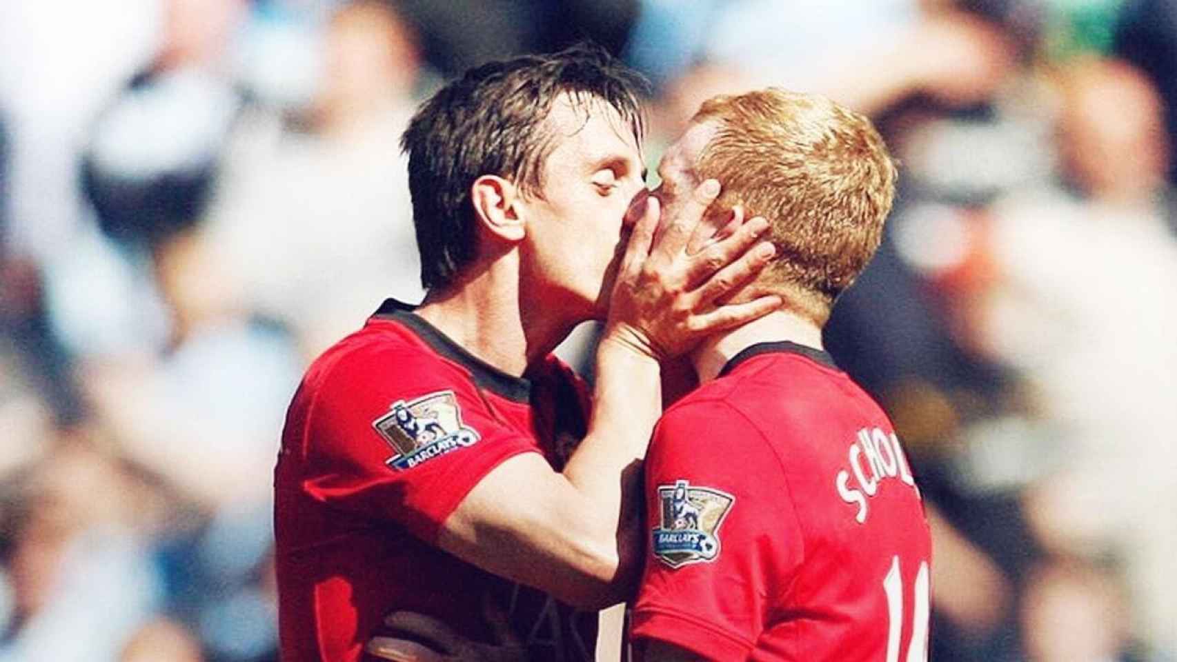 Pau Scholes y Gary Neville se besan durante un derbi de Manchester
