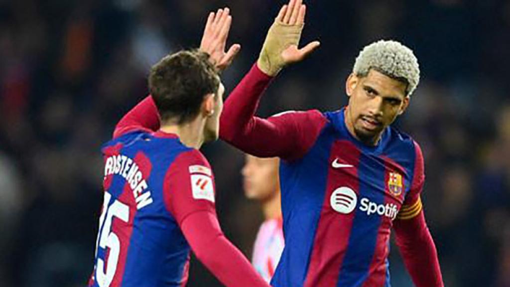 Christensen y Araujo, celebrando una acción defensiva