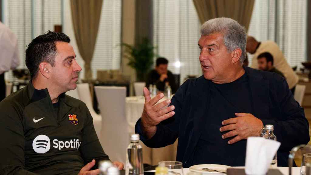 Xavi Hernández y Joan Laporta charlan en una comida en Riad, antes de la Supercopa