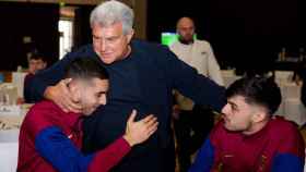 Joan Laporta abraza a Ferran Torres y Pedri antes de la Supercopa en Arabia