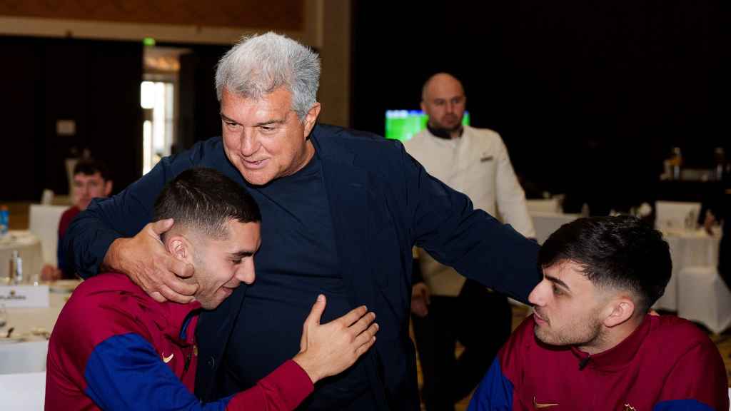 Joan Laporta abraza a Ferran Torres y Pedri antes de la Supercopa en Arabia