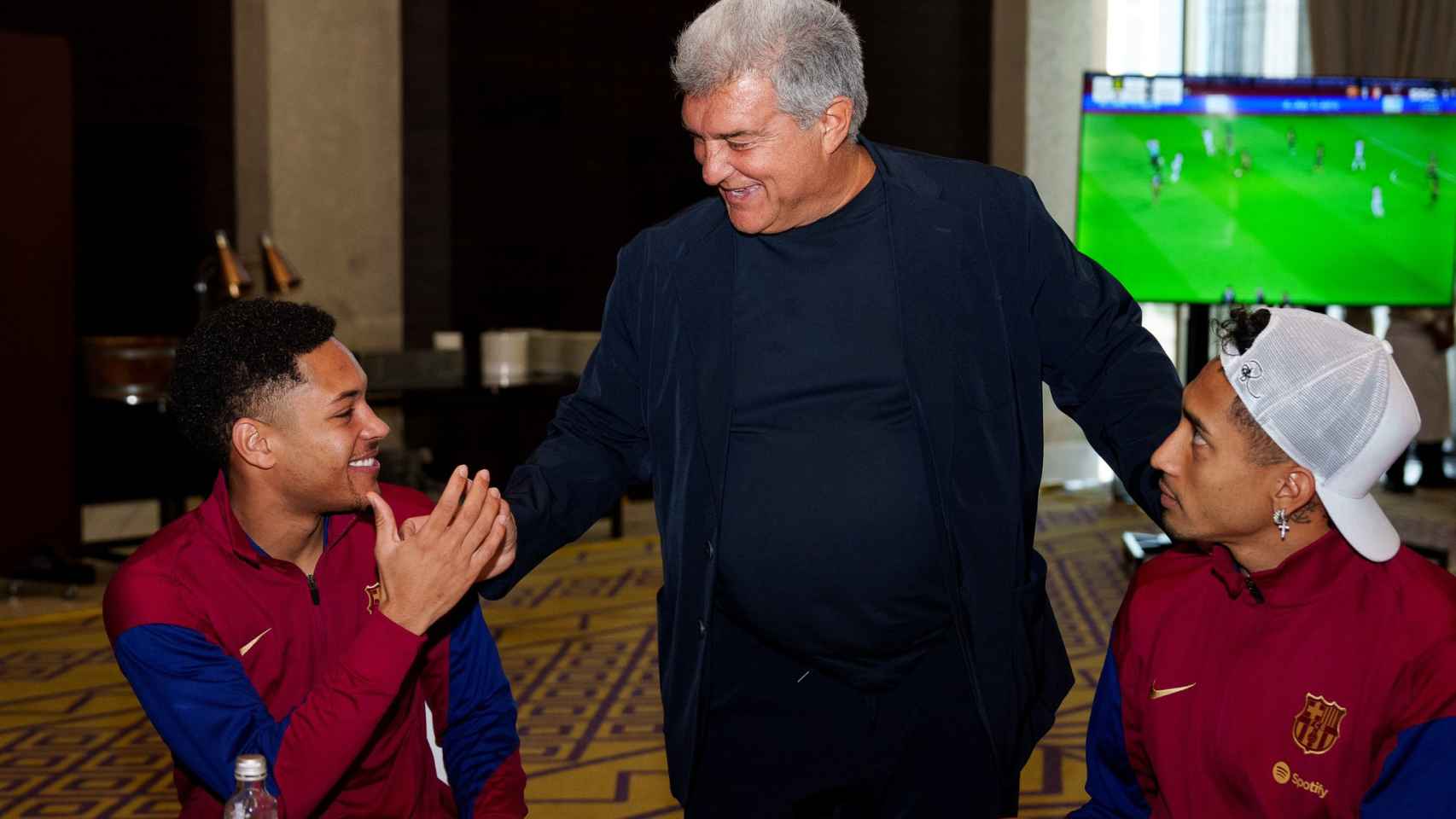 Joan Laporta saluda a Vitor Roque y Raphinha tras llegar a Riad para la Supercopa
