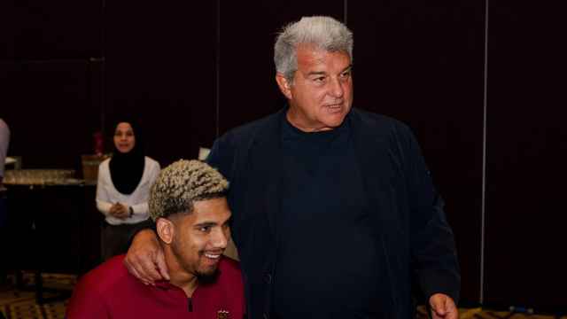 Joan Laporta y Ronald Araujo, abrazados antes de la Supercopa en Riad