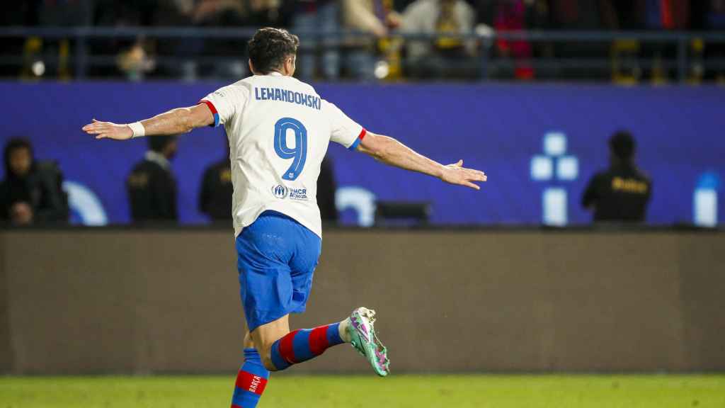 Robert Lewandowski celebra su gol al Osasuna en las semifinales de la Supercopa