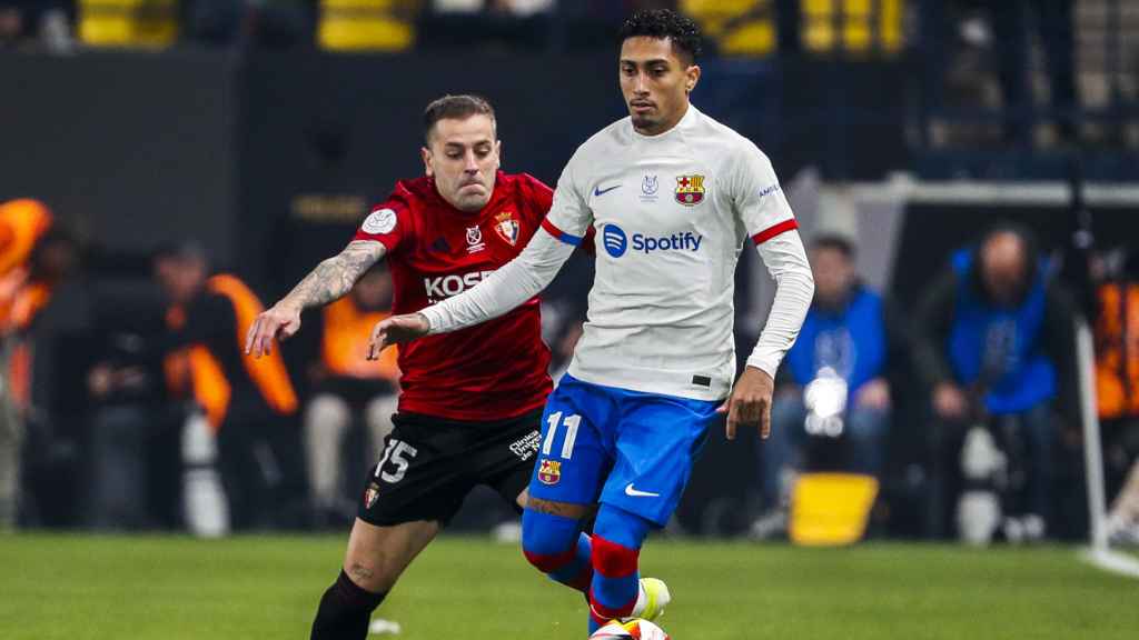 Raphinha aguanta el balón contra el Osasuna en las semifinales de la Supercopa