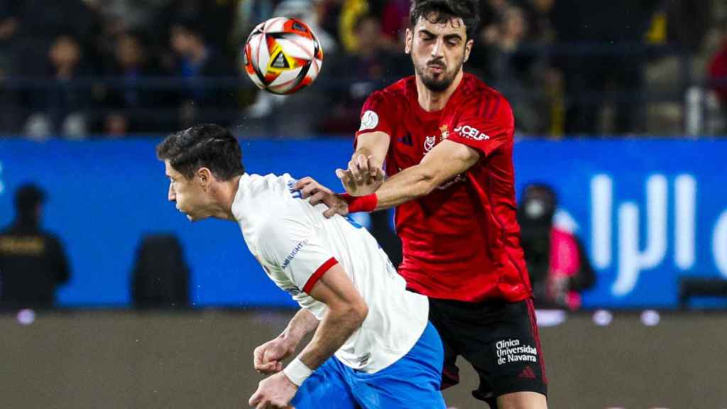 Robert Lewandowski pugna por un balón aéreo con Alejandro Catena en la Supercopa