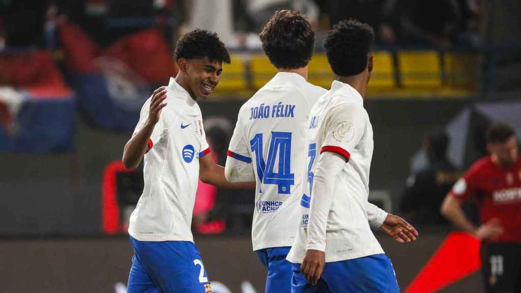 Lamine Yamal celebra con Joao Félix su gol contra el CA Osasuna en la Supercopa