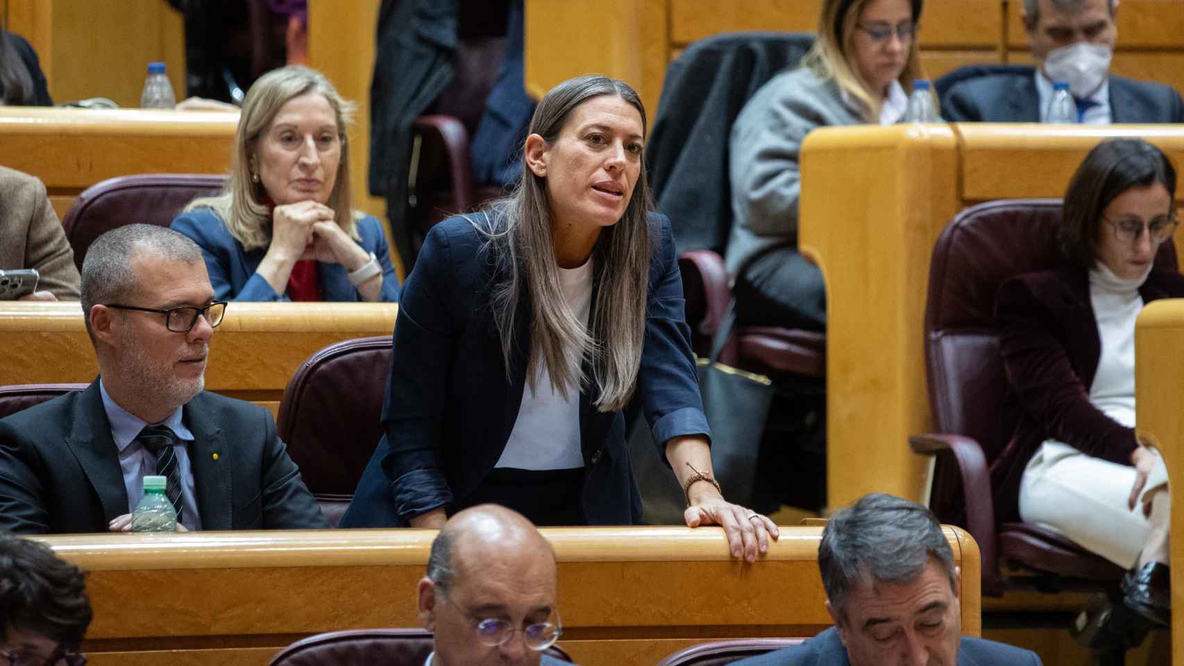 La portavoz de Junts en el Congreso, Miriam Nogueras, vota durante el pleno del Congreso de los Diputados