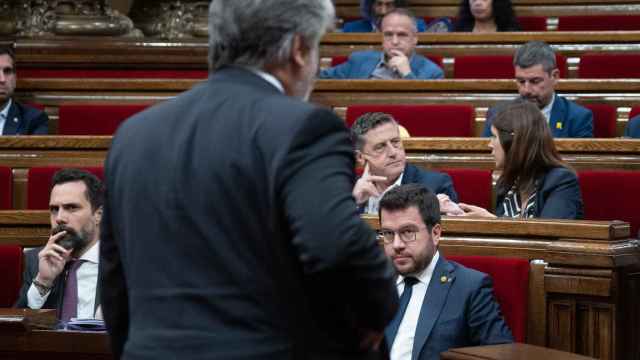 El presidente del grupo parlamentario de Junts, Albert Batet, y el presidente de la Generalitat, Pere Aragonès