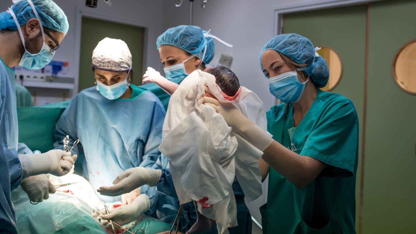 Matrona y otros profesionales atienden un parto por cesárea en el Hospital Clínic de Barcelona
