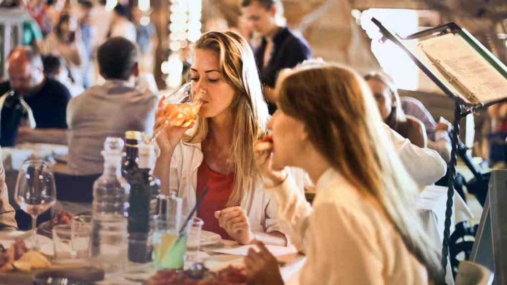 Gente comiendo en un restaurante