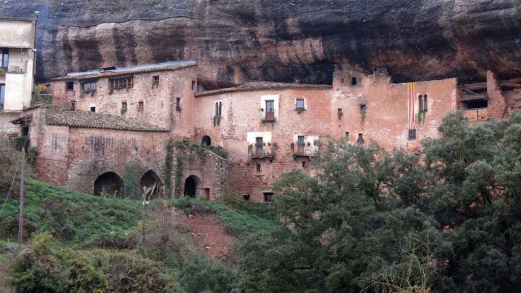 Así es la masía catalana más curiosa: incrustada en la roca y escenario de Pa Negre