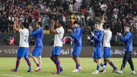 Los jugadores del Barça aplauden a la afición en Riad, Arabia Saudí