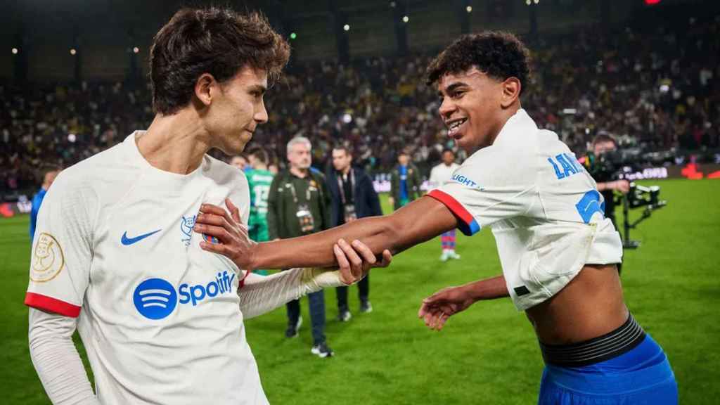 Joao Félix y Lamine Yamal se abrazan para celebrar el gol que sentenció a Osasuna de la Supercopa