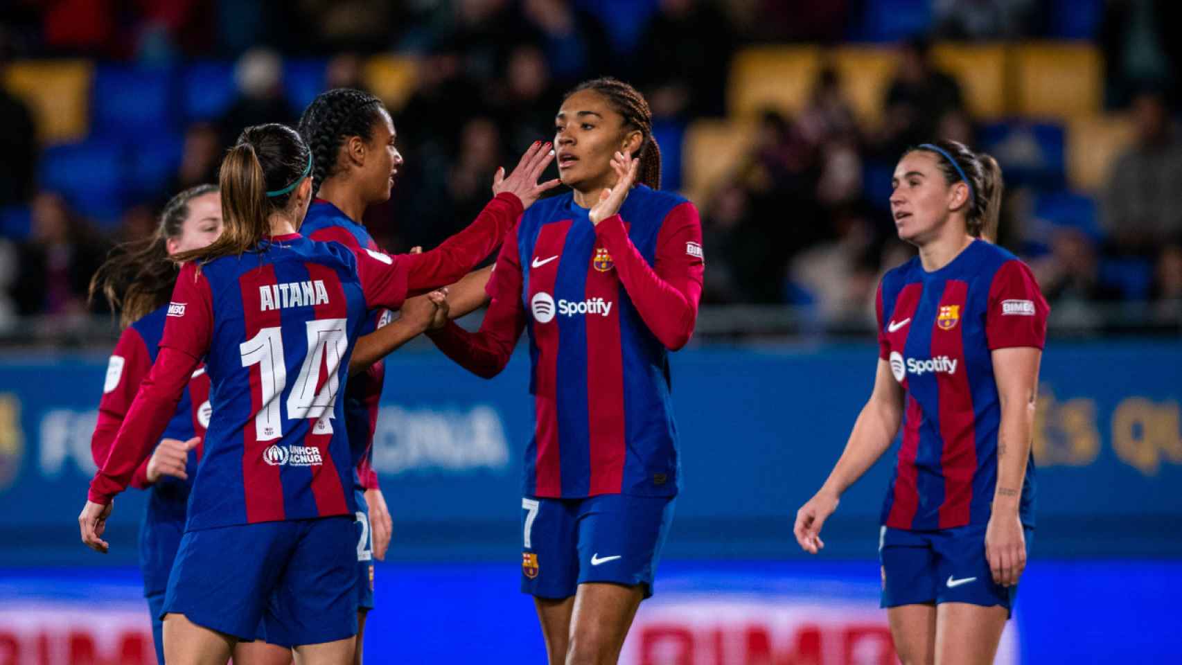 El Barça Femenino festeja una victoria en el Estadi Johan Cruyff