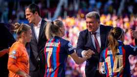 Laporta saluda a las jugadoras del Barça Femenino tras ganar la Champions en 2023