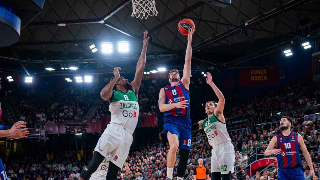 Brizuela hace una espectacular canasta en la victoria del Barça contra el Zalgiris