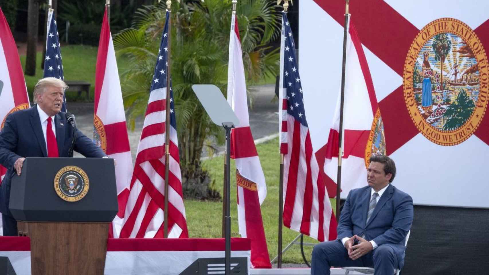 Donald Trump (i), junto al gobernador de Florida, Ron DeSantis, en una fotografía de archivo.