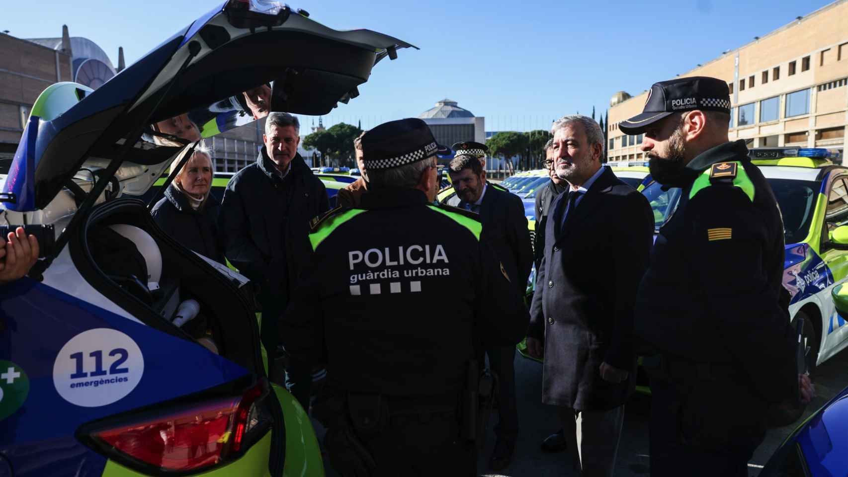 La Guardia Urbana, mostrando sus nuevos vehículos al alcalde Jaume Collboni y a la oposición