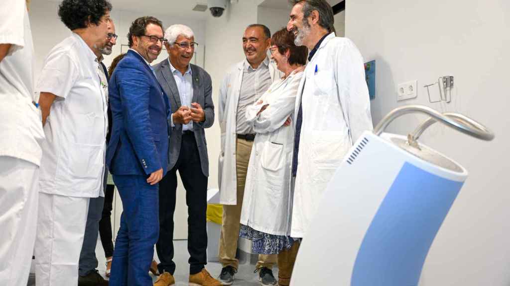 Ramon Salazar (3d), con el 'conseller' de Salud, Manel Balcells (4d)