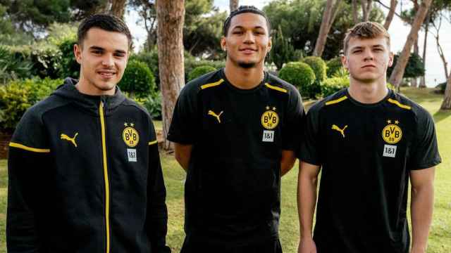Paris Brunner (centro) y Cole Campbell (derecha) en Marbella con el Borussia Dortmund