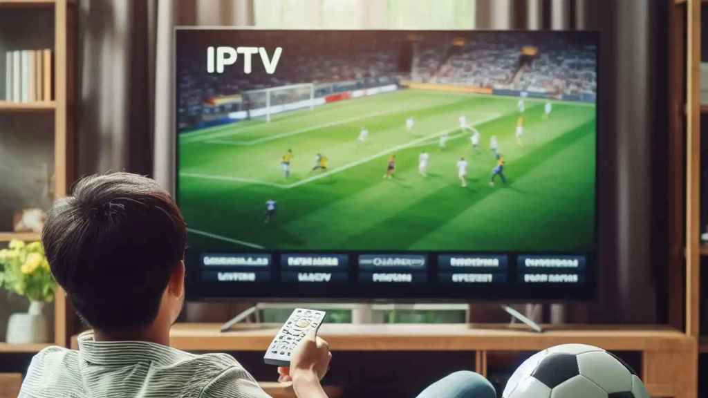 Una persona viendo fútbol a través de una plataforma IPTV