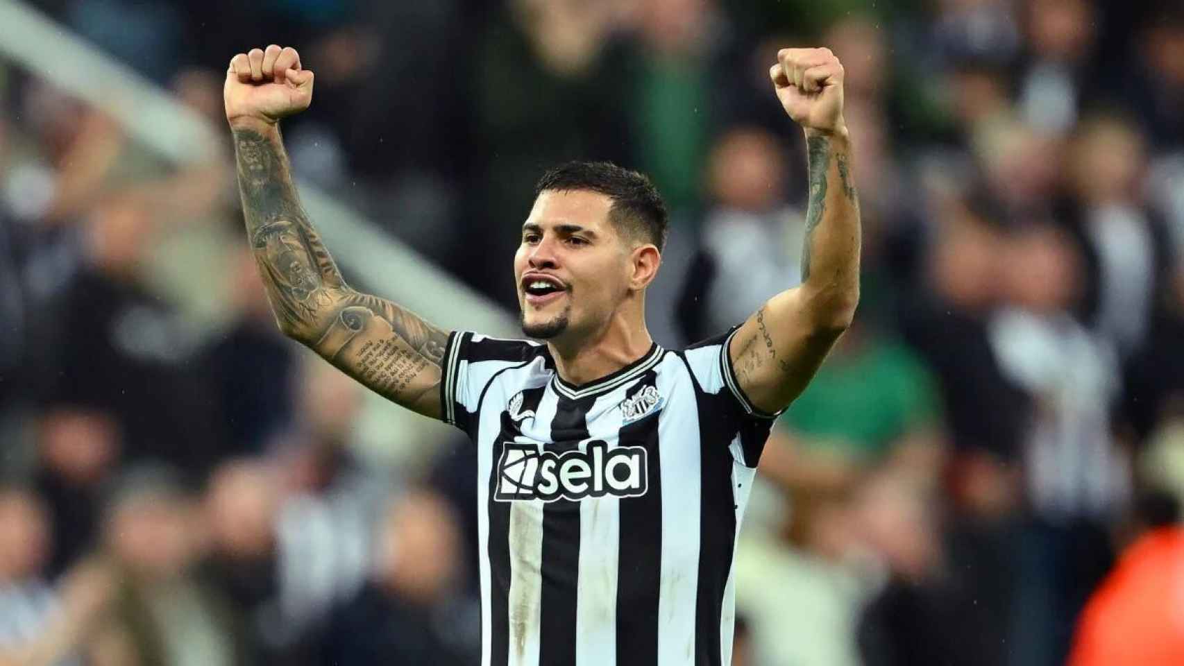 Bruno Guimaraes celebra un gol con el Newcastle