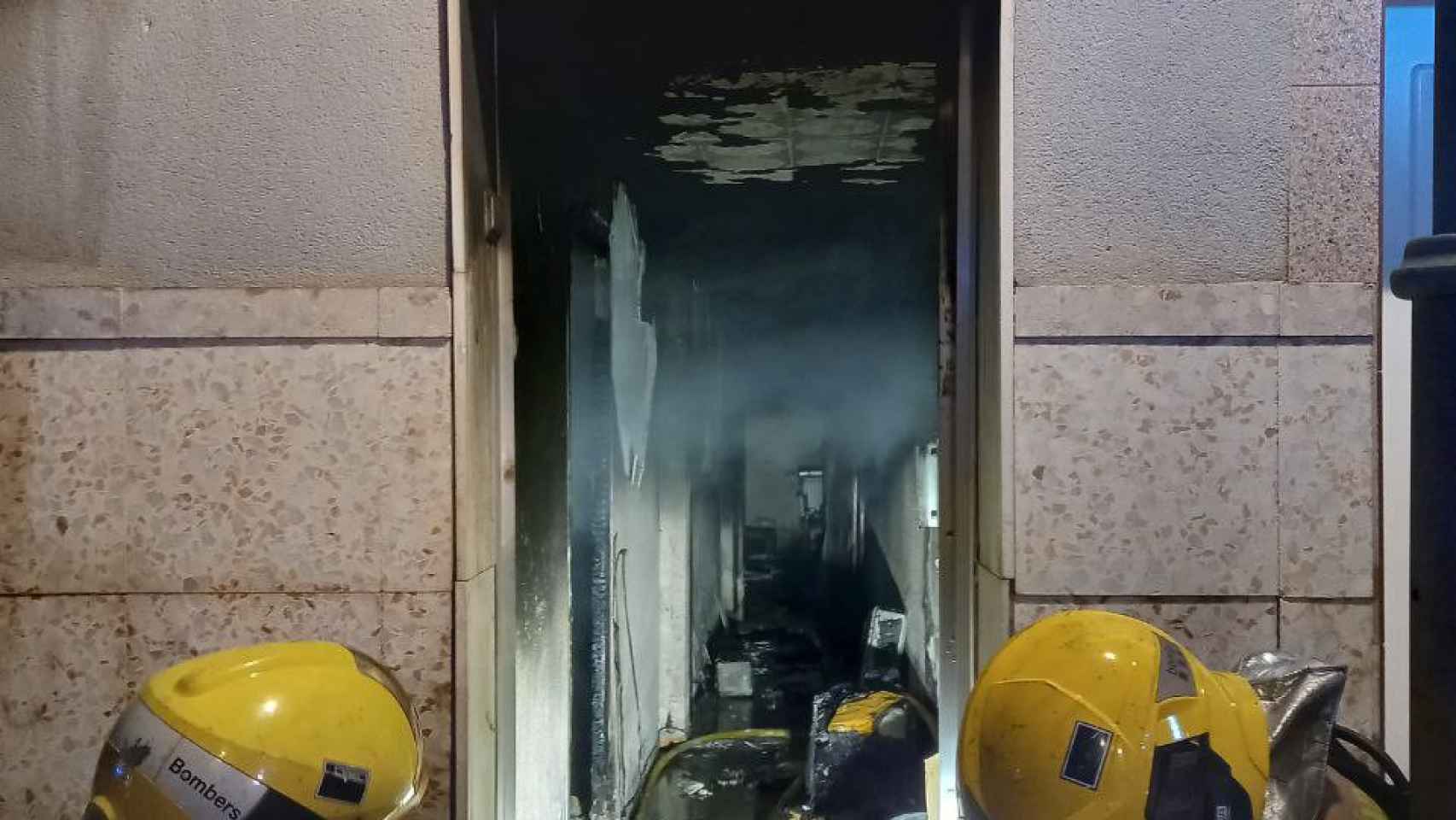 Los Bomberos de la Generalitat extinguen un incendio, en una imagen de archivo