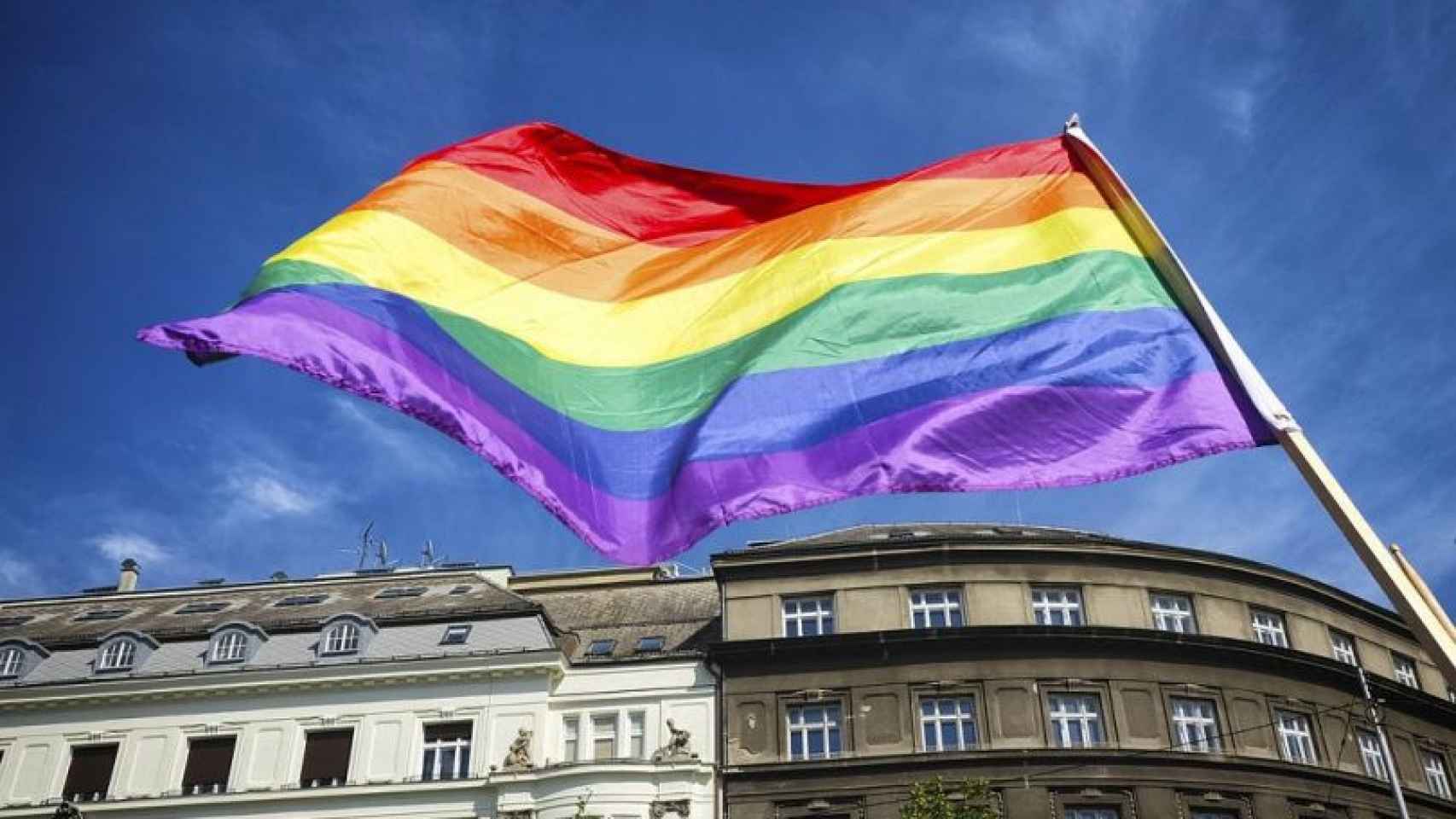 Imagen de una bandera arcoíris durante una marcha en Barcelona