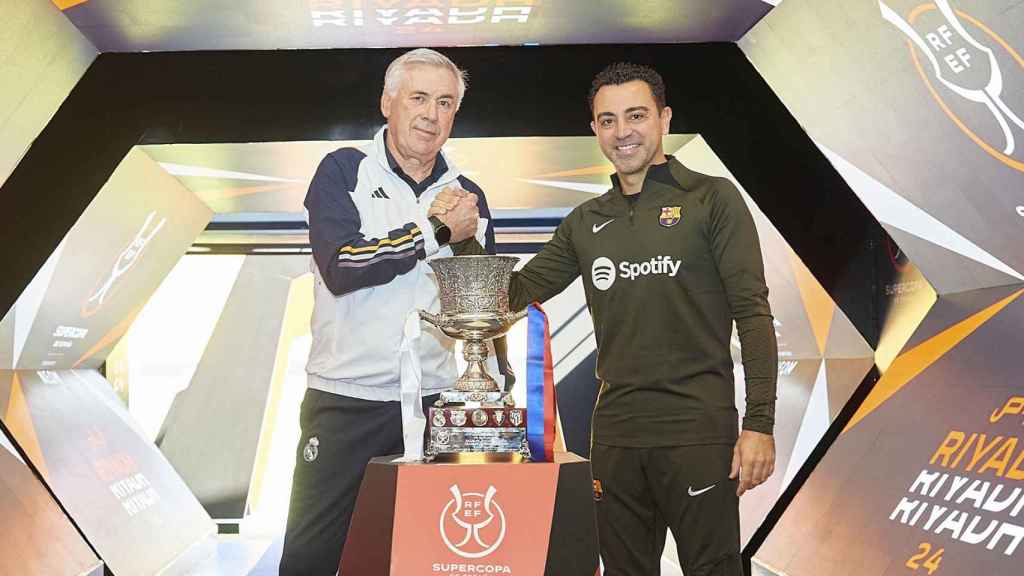 Carlo Ancelotti y Xavi Hernández posan juntos en la previa de la Supercopa