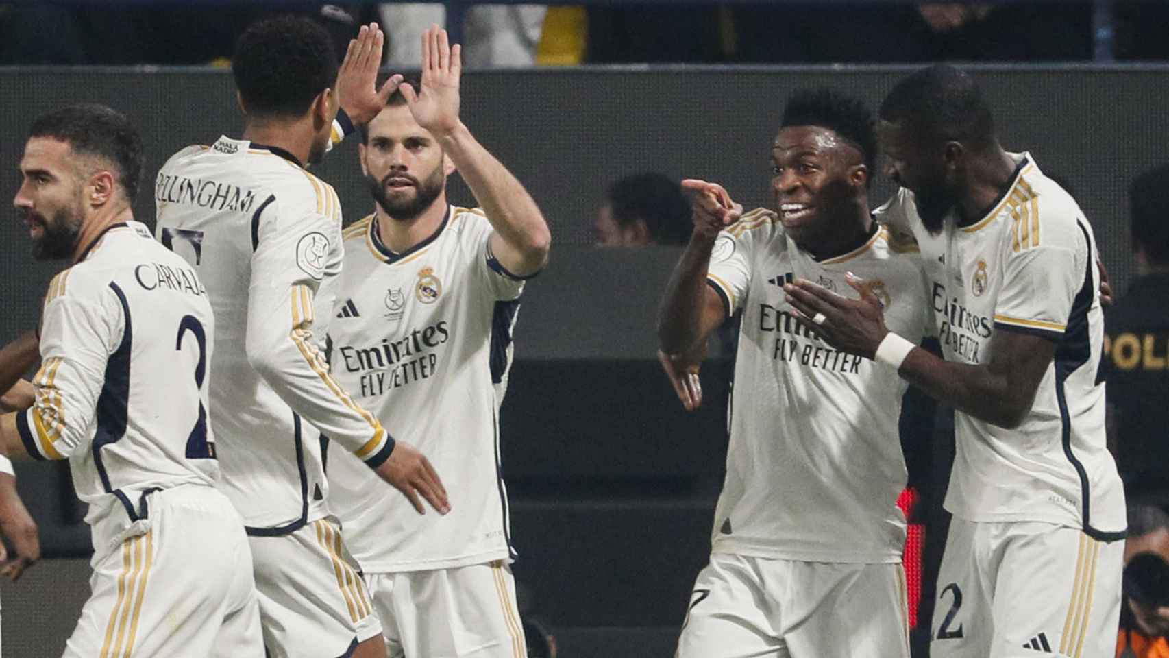 Los jugadores del Real Madrid celebran un gol de Vinicius