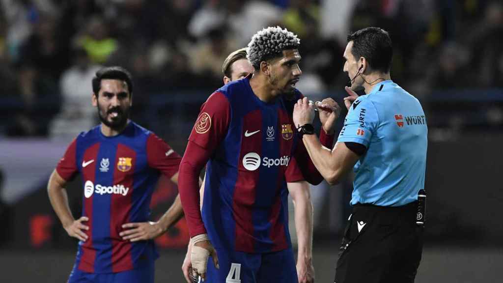 Ronald Araujo protesta su expulsión en el clásico de Supercopa